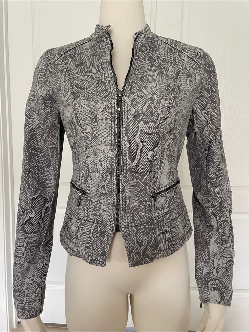 NWT White House black market Snake Print Jacket Size 2